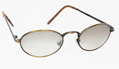 Schwarze ovale Metallsonnenbrille mit leicht rauchigen Gläsern