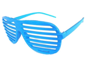 Hellblaue Rolladenbrille – shutter shade. 