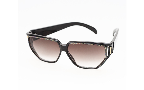 Schwarze Sonnenbrille mit Blumen