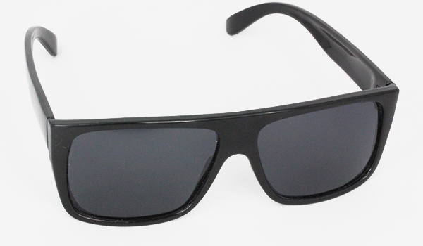 Schwarze polarisierte Sonnenbrille in kantigem Design.  - sunlooper.ch - billede 2